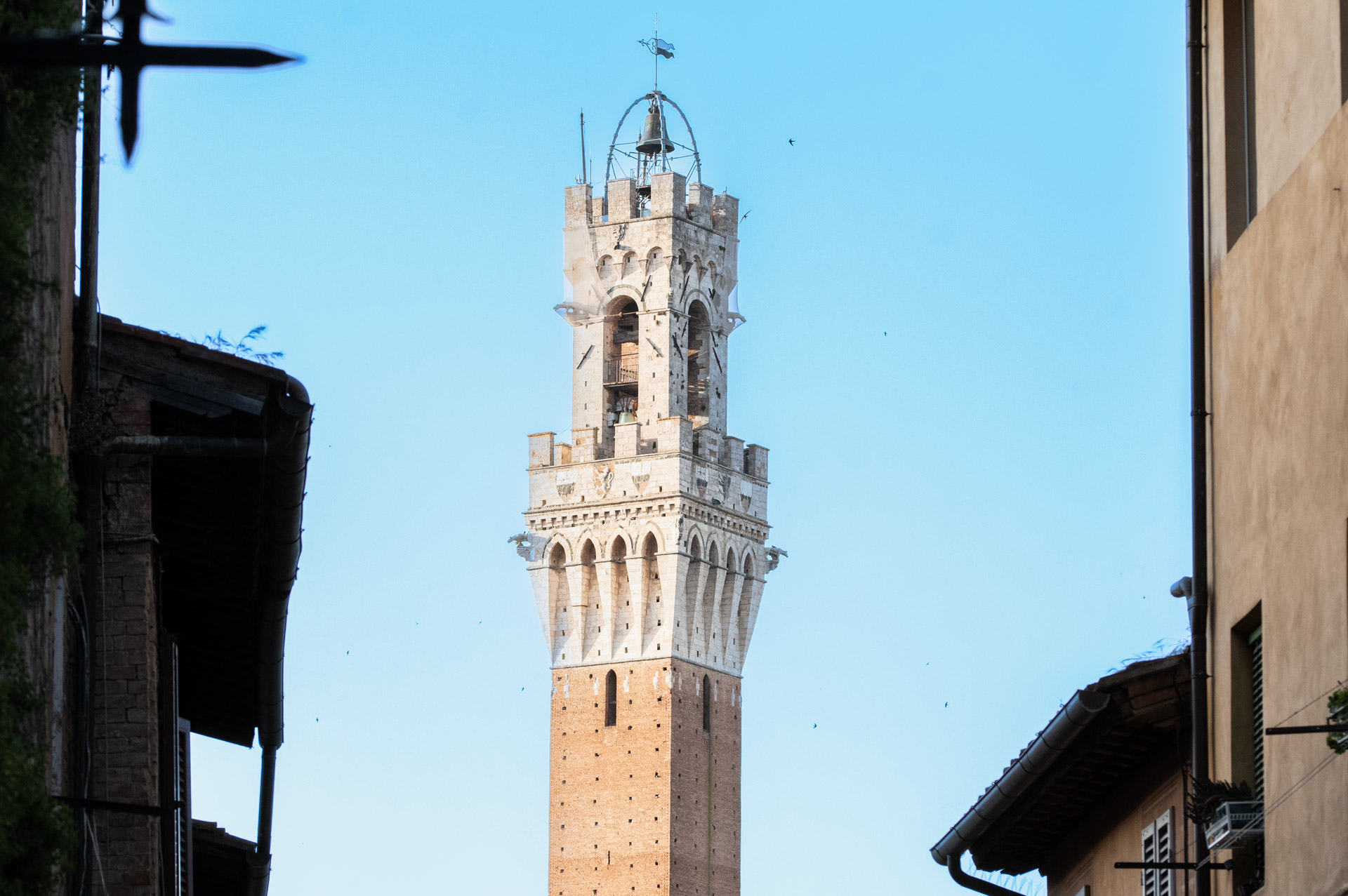 Primo piano della Torre del Mangia nel centro storico di Siena