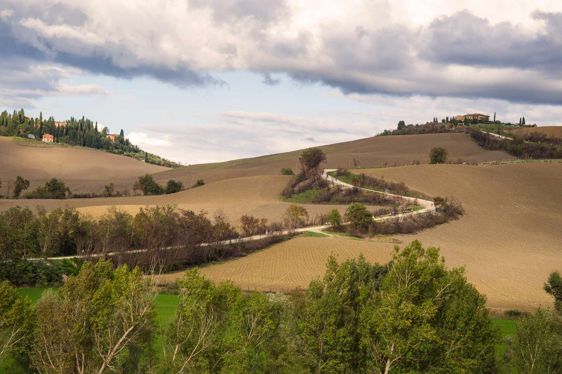 Tratto di strada bianca tortuosa tra colline toscane vicino a Siena