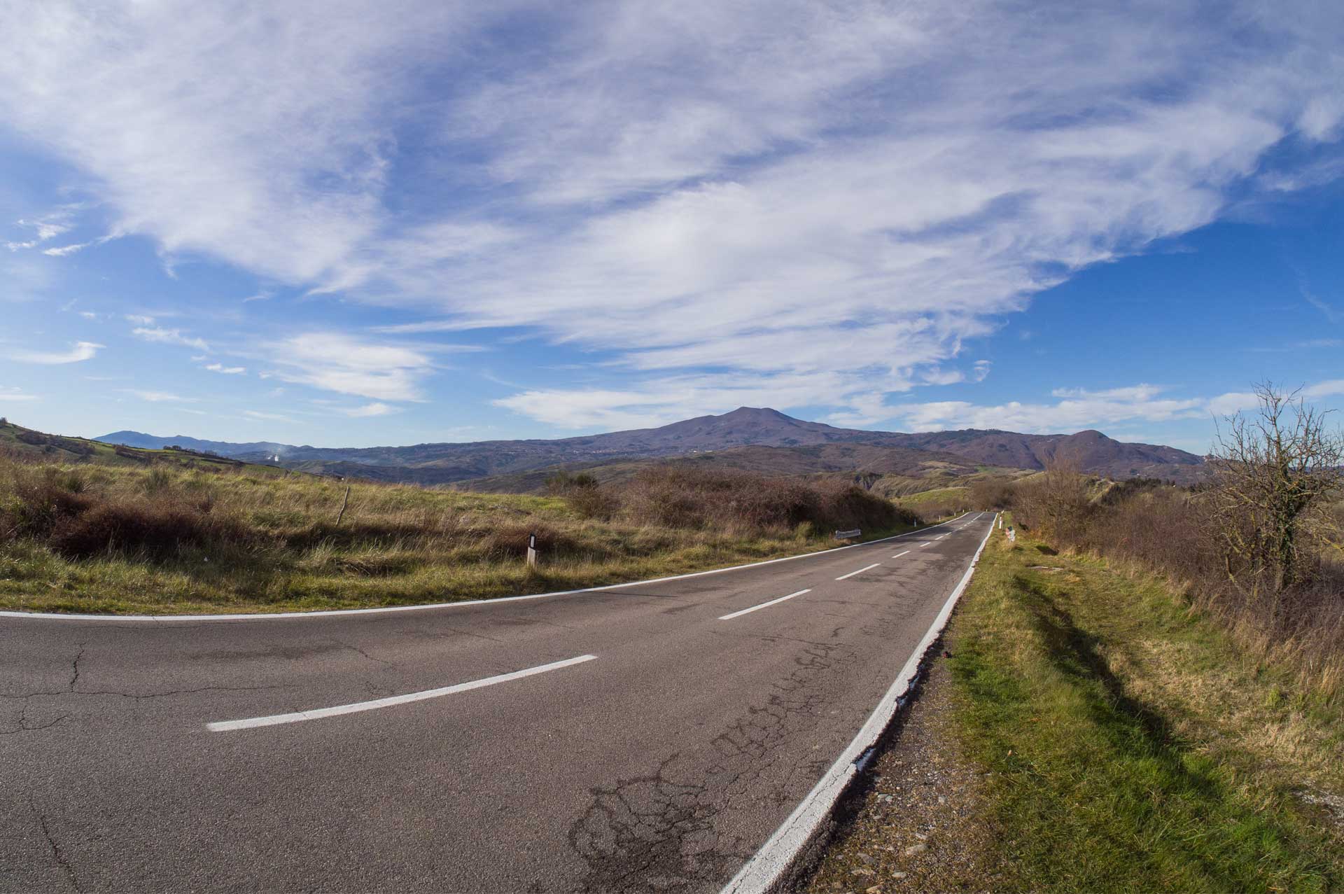 Strada panoramica asfaltata tra le colline toscane