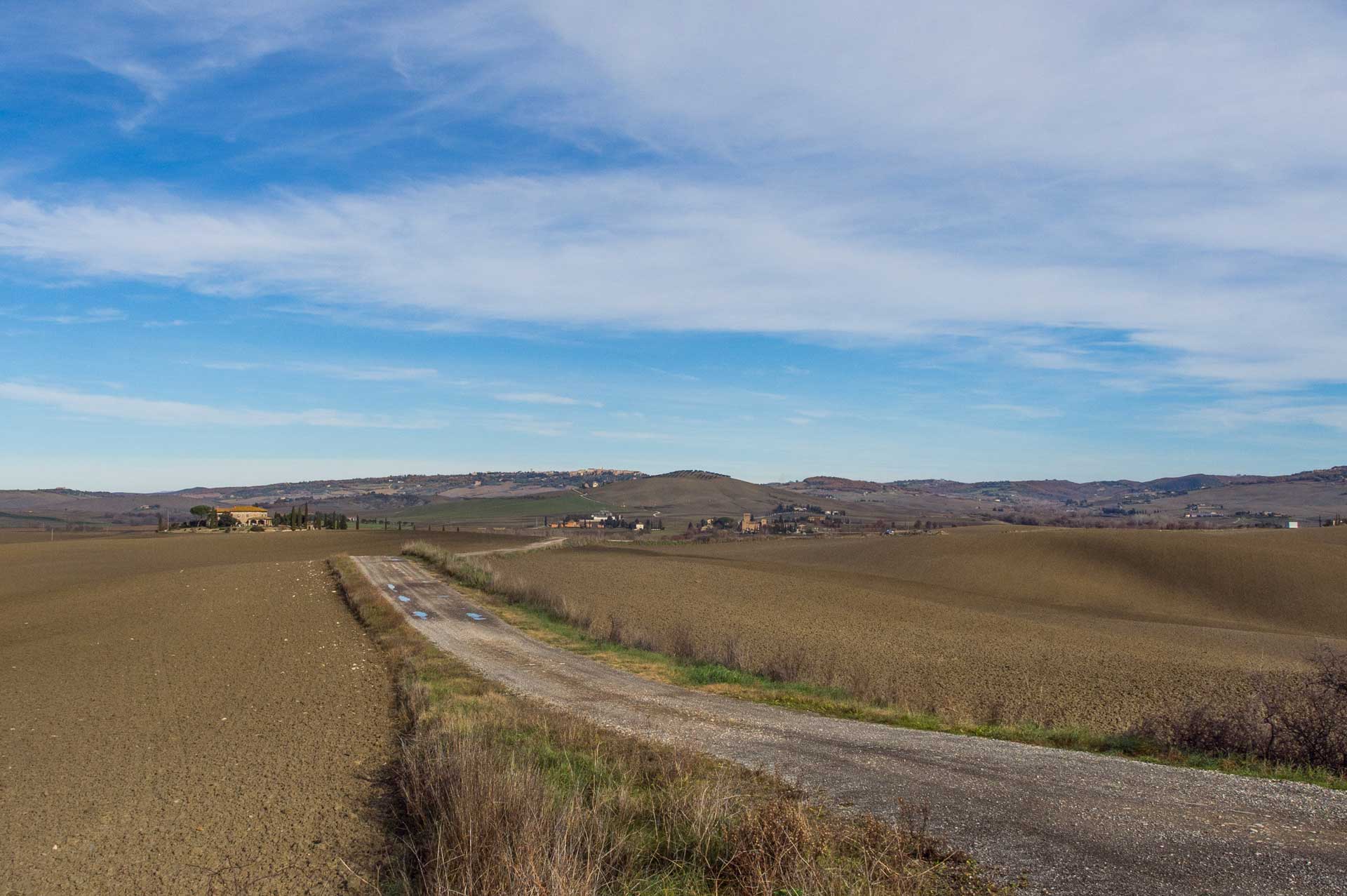 Strada sterrata panoramica tra le colline della Val d’Orcia