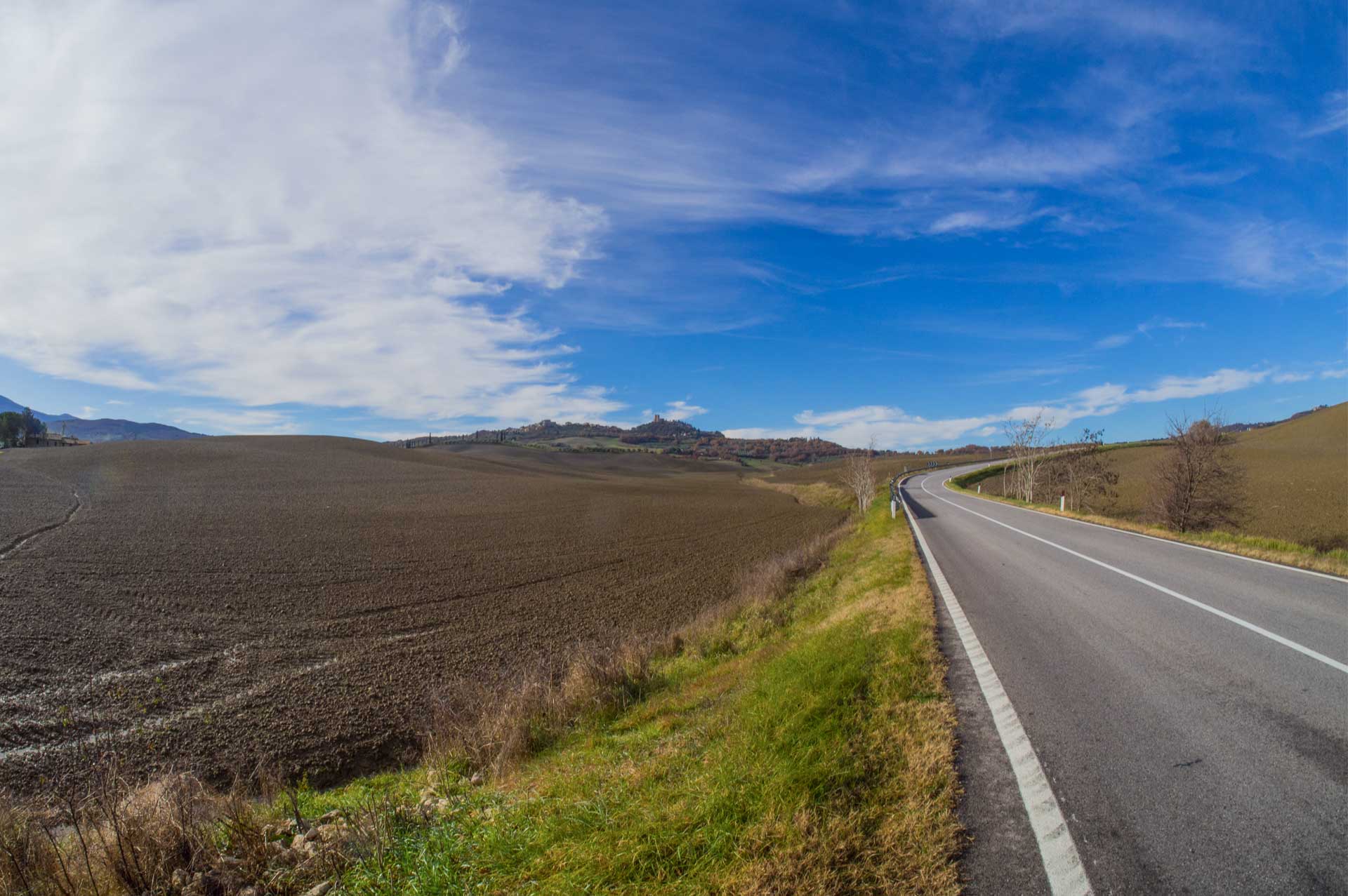 Colline della Val d’Orcia con borgo storico
