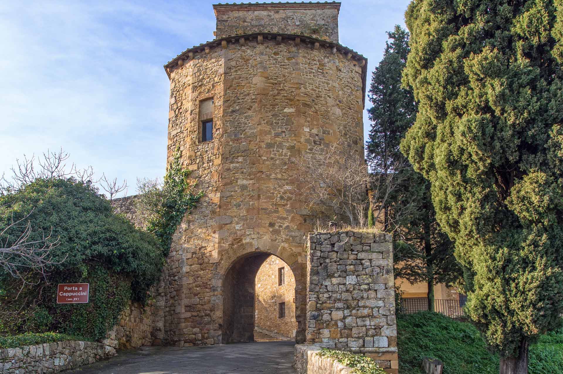Torre in pietra circondata da cipressi, Val d’Orcia